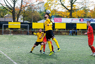 Das Bild zeigt einen Fußballspieler beim Kopfball. (verweist auf: Wie gefährlich sind Kopfbälle? – Ein Übersichtsfilm des SWR)