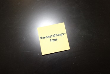 Das Bild zeigt einen gelben Notizzettel auf schwarzem Untergrund. Auf dem Notizzettel steht das Wort "Veranstaltungstipps". (verweist auf: Veranstal­tungs­hinweis: Hannelore Kohl Stiftung lädt ein)